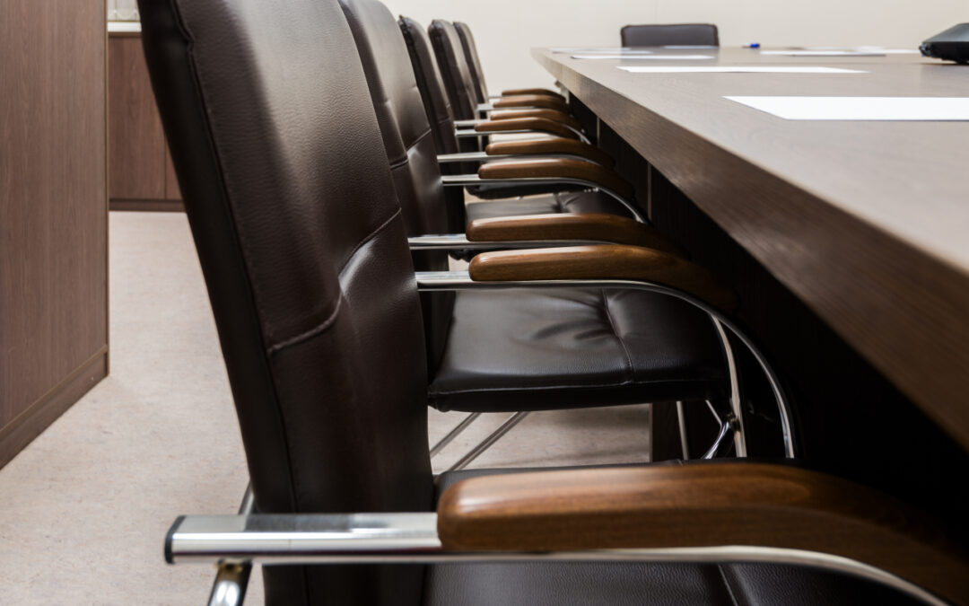 Wyposażenie sali szkoleniowej: jakie krzesła zapewniają największy komfort uczestnikom?